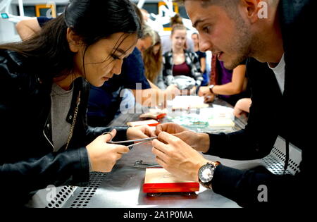 Praga, Repubblica Ceca. Il 27 settembre, 2019. Un visitatore impara circa post-operative competenze di cucitura durante la "Notte dei Ricercatori' evento presso Università Carlo a Praga e nella Repubblica ceca, Sett. 27, 2019. Più di 60 istituzioni scientifiche e delle università nella Repubblica ceca aperto ai visitatori durante l'evento venerdì sera. Credito: Dana Kesnerova/Xinhua/Alamy Live News Foto Stock