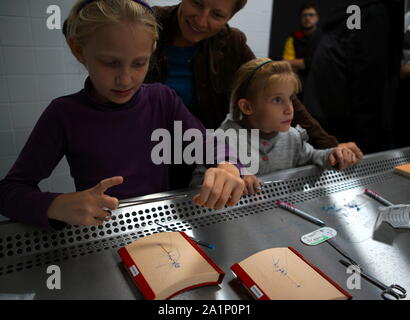 Praga, Repubblica Ceca. Il 27 settembre, 2019. I bambini apprendono post-operative competenze di cucitura durante la "Notte dei Ricercatori' evento presso Università Carlo a Praga e nella Repubblica ceca, Sett. 27, 2019. Più di 60 istituzioni scientifiche e delle università nella Repubblica ceca aperto ai visitatori durante l'evento venerdì sera. Credito: Dana Kesnerova/Xinhua/Alamy Live News Foto Stock