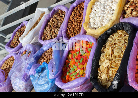 Street trading. I dadi e la frutta secca Foto Stock