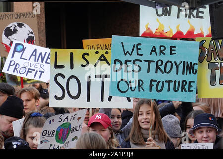 Turku, Finlandia - 27 Settembre 2019: Scuola sciopero per il clima. Noto anche variamente come il venerdì per il futuro (FFF) e della gioventù per il clima Foto Stock