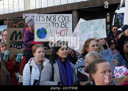 Turku, Finlandia - 27 Settembre 2019: Scuola sciopero per il clima. Noto anche variamente come il venerdì per il futuro (FFF) e della gioventù per il clima Foto Stock