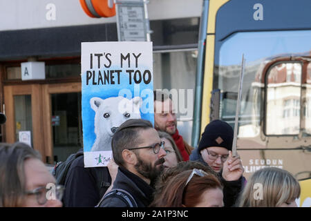 Turku, Finlandia - 27 Settembre 2019: Scuola sciopero per il clima. Noto anche variamente come il venerdì per il futuro (FFF) e della gioventù per il clima Foto Stock