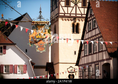 Germania, Baden Wurttemberg, Niederstetten. Settembre 2019. Tradizionale raccolto autunnale Fest. Cartello di Hotel Krone e decorate Marktplatz street Foto Stock