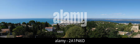 Vue Panoramique St Clair, Sete, Francia - il punto di vista di cui sopra dà sete una vista a 360 gradi della costa sud della Francia tra cui Thau Foto Stock