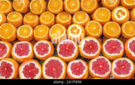 Acquerello immagine: stand di vendita per il succo di arance con frutta a fette. Foto Stock