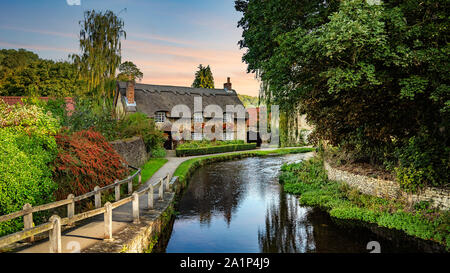 Cottage con il tetto di paglia, Thornton le Dale, nr Pickering, North Yorkshire, Regno Unito Foto Stock