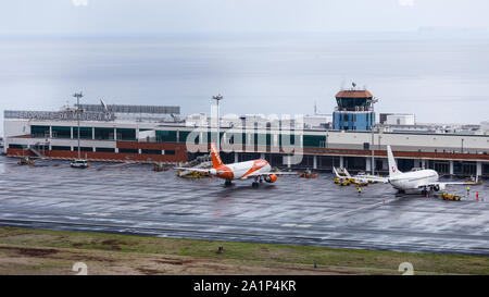 FUNCHAL, Portogallo - Settembre 2019: Un Easyjet e TUI aeroplani docket a Cristiano Ronaldo Aeroporto Internazionale di Madeira in un giorno di pioggia. Foto Stock