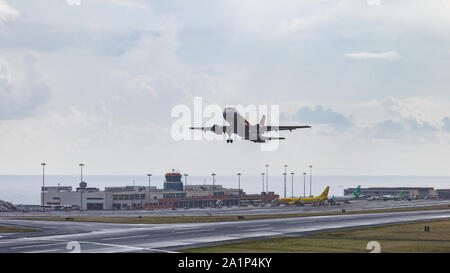 FUNCHAL, Portogallo - Settembre 2019: Easyjet un aereo che decolla da Cristiano Ronaldo Aeroporto Internazionale di Madeira in un giorno di pioggia. Foto Stock