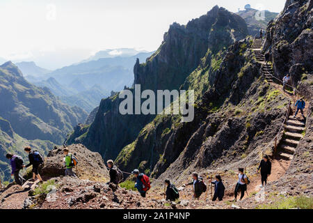 PICO do Areeiro, MADEIRA - Settembre 2019: gruppo di turisti escursioni nelle montagne di Madera da 'Pico do Areeiro' a 'Pico Ruivo' su una somma nuvoloso Foto Stock