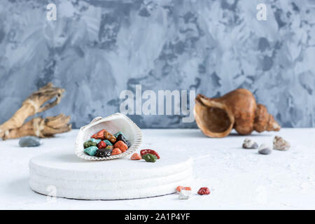 Voglia di dolci. Cioccolatini a forma di ciottoli di mare. Una delizia per il tè. Foto Stock