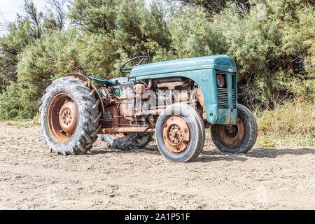 Un vecchio Fordson Dexta trattore Foto Stock