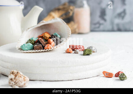 Voglia di dolci. Cioccolatini a forma di ciottoli di mare. Una delizia per il tè. Foto Stock