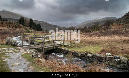 Incantevole paesaggio invernale immagine guardando lungo la valle da Crimpiau verso Mount Snowdon a distanza Foto Stock