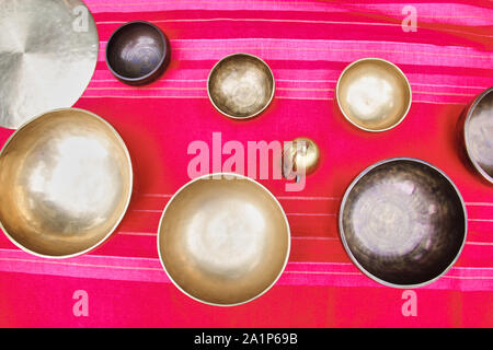 Il Tibetano Singing Bowl sullo sfondo rosa Foto Stock