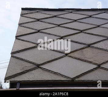 Tetto in ardesia con piastrelle di grandi dimensioni, rinnovate a nuovo tetto con tegole di ardesia Foto Stock