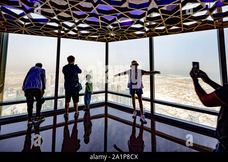 I turisti cinesi a fotografare all'interno della piattaforma di osservazione di Burj al-Khalifa , Dubai Emirati Arabi Uniti Foto Stock