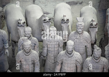 Xian, Cina - Luglio 2019 : permanente di soldati di argilla che formano parte di un esercito di guerrieri di terracotta, creato durante il regno del primo imperatore cinese Qi Foto Stock