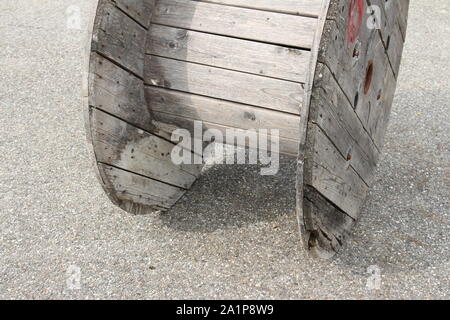 Dettaglio di una grande bobina in legno per cavi elettrici, industriale. Foto Stock