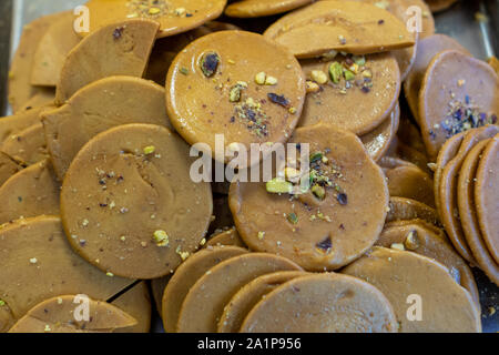 Mezzo fresco orientale deliziosi biscotti presentati. Foto Stock