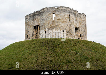 Vista dal basso del Castello di York, (la Torre di Clifford) , medievale castello normanno costruito su monticello nella città di York, Regno Unito gestito dalla tradizione inglese. Foto Stock