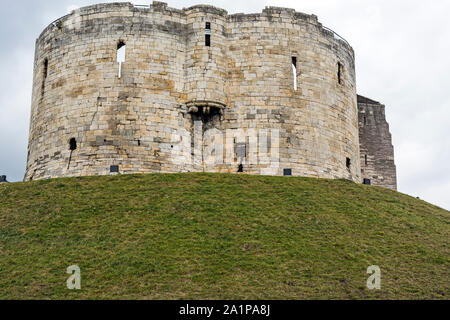 Vista dal basso del Castello di York, (la Torre di Clifford) , medievale castello normanno costruito su monticello nella città di York, Regno Unito gestito dalla tradizione inglese. Foto Stock