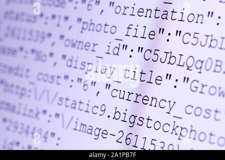 Close up di codici HTML su schermo a LED Foto Stock