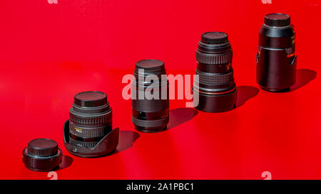 Set di lenti fotografiche isolato su sfondo rosso Foto Stock