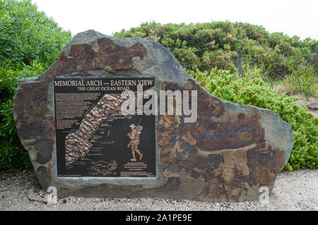 Il memorial rock vicino al Memoriale Arch ÔEastern ViewÕ all inizio del 243-chilometro di strada costiera, oceano ÔGreat RoadÕ vicino a Lorne in Vic Foto Stock