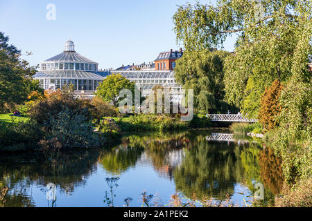 Stagno e serra in università di Copenhagen Giardino Botanico, inizio autunno; Copenhagen, Danimarca Foto Stock