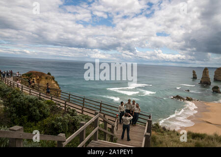 I visitatori a piedi sul lungomare al Belvedere dando una vista eccellente dei dodici apostoli nei pressi della Great Ocean Road in Victoria, Australia Foto Stock