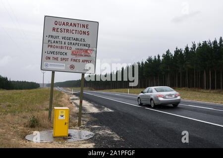 Una quarantena cartello stradale sulla Princess highway - South Australia confine Foto Stock