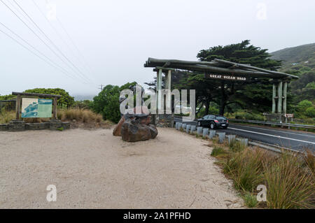 Il Memorial Arch 'Vista orientale' all'inizio del 243-chilometro di strada costiera, 'Great Ocean Road' nei pressi di Lorne in Victoria, Australia. Il mon Foto Stock