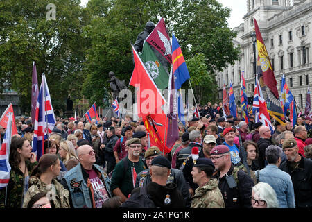 Whitehall, Londra, Regno Unito. Il 28 settembre 2019. Proteste di massa nel centro di Londra con ciclisti e veicoli militari da veterani delle forze armate per soldato F. Credito: Matteo Chattle/Alamy Live News Foto Stock