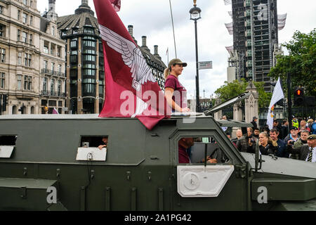 Whitehall, Londra, Regno Unito. Il 28 settembre 2019. Proteste di massa nel centro di Londra con ciclisti e veicoli militari da veterani delle forze armate per soldato F. Credito: Matteo Chattle/Alamy Live News Foto Stock