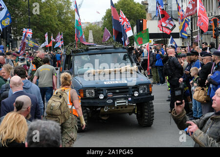 Whitehall, Londra, Regno Unito. Il 28 settembre 2019. Proteste di massa nel centro di Londra con ciclisti e veicoli militari da veterani delle forze armate per soldato F. Credito: Matteo Chattle/Alamy Live News Foto Stock