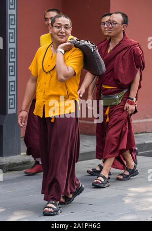 Chengdu, Cina - Luglio 2019 : gruppo di monaci buddisti a camminare su una strada nella città di Chengdu, nella provincia di Sichuan Foto Stock