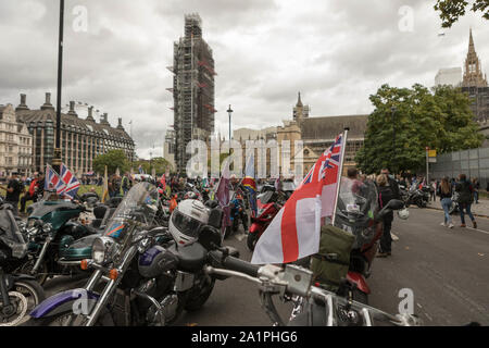 Westminster, Londra, Regno Unito. 28 Settembre, 2019. HM veterani delle forze civili e sostenitori mostrano il supporto per i veterani ed ex soldati perseguite dopo essere stato incaricato di funzionamento Banner (Forze Armate britanniche' funzionamento in Irlanda del Nord dal 1969 al 2007). Penelope Barritt/Alamy Live News Foto Stock