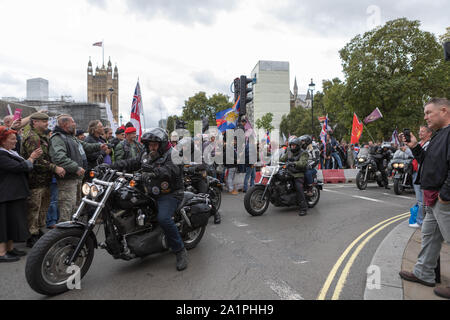 Westminster, Londra, Regno Unito. 28 Settembre, 2019. HM veterani delle forze civili e sostenitori mostrano il supporto per i veterani ed ex soldati perseguite dopo essere stato incaricato di funzionamento Banner (Forze Armate britanniche' funzionamento in Irlanda del Nord dal 1969 al 2007). Penelope Barritt/Alamy Live News Foto Stock