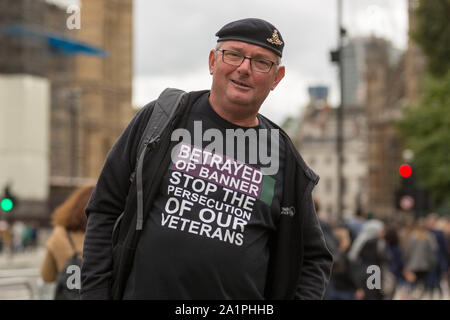 Westminster, Londra, Regno Unito. 28 Settembre, 2019. HM veterani delle forze civili e sostenitori mostrano il supporto per i veterani ed ex soldati perseguite dopo essere stato incaricato di funzionamento Banner (Forze Armate britanniche' funzionamento in Irlanda del Nord dal 1969 al 2007). Penelope Barritt/Alamy Live News Foto Stock