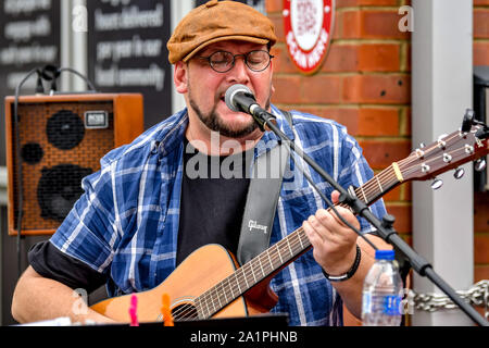 Stevenage, Regno Unito. 28 Sep, 2019. Stevenage il match day busker esegue prima il cielo EFL scommettere League 2 match tra Stevenage e Cambridge Regno al Lamex Stadium, Stevenage, in Inghilterra il 28 settembre 2019. Foto di Phil Hutchinson. Solo uso editoriale, è richiesta una licenza per uso commerciale. Nessun uso in scommesse, giochi o un singolo giocatore/club/league pubblicazioni. Credit: UK Sports Pics Ltd/Alamy Live News Foto Stock