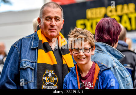 Stevenage, Regno Unito. 28 Sep, 2019. Due sostenitori di Cambridge pronto per il cielo EFL scommettere League 2 match tra Stevenage e Cambridge Regno al Lamex Stadium, Stevenage, in Inghilterra il 28 settembre 2019. Foto di Phil Hutchinson. Solo uso editoriale, è richiesta una licenza per uso commerciale. Nessun uso in scommesse, giochi o un singolo giocatore/club/league pubblicazioni. Credit: UK Sports Pics Ltd/Alamy Live News Foto Stock