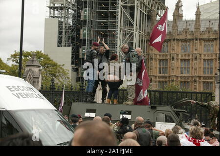 28/09/2019 il funzionamento Zulu Bikers & Luna Veterani al di fuori della sede del parlamento di Londra, Regno Unito. Foto Stock