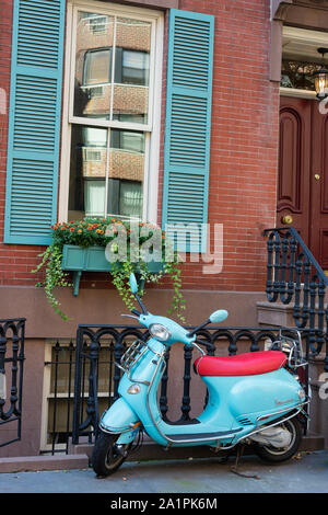 Uno scooter a fronte di arenaria nella città di New York. Foto Stock