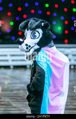 Preston, Lancashire. Regno Unito intrattenimento. 28 Settembre, 2019. Un bel pomeriggio di sole per le 8 città annuale Gay Pride Festival. Megan età da 13 anni, che ama essere conosciuto come Jack indossando un Border Collie animale costume mascotte inizia nel centro della città mercato di bandiera. Credito: MediaWorldImages/Alamy Live News Foto Stock