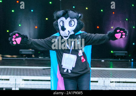 Preston, Lancashire. Regno Unito intrattenimento. 28 Settembre, 2019. Un bel pomeriggio di sole per le 8 città annuale Gay Pride Festival. Megan età da 13 anni, che ama essere conosciuto come Jack indossando un Border Collie animale costume mascotte inizia nel centro della città mercato di bandiera. Credito: MediaWorldImages/Alamy Live News Foto Stock