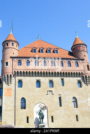 Lausanne, Svizzera - 11 agosto 2019: Chateau Saint-Maire, un famoso castello che serve come sede del governo cantonale, il Consiglio di Stato del Cantone di Vaud. Sito del Patrimonio di importanza nazionale. Foto Stock