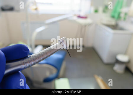 In prossimità di apparecchiature dentali, strumenti odontoiatrici, riunito suggerimenti in dental clinic. Strumenti per la pulizia dei denti e della salute orale. Foto Stock