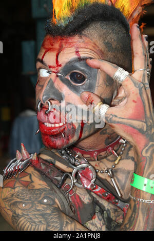 Londra, Regno Unito. 28 Sep, 2019. La seconda da in occasione del quindicesimo anniversario edizione dell International London Tattoo Convention, è stato visitato da una grande folla che vengono a essere inchiostrato e per godere di tutto questo meraviglioso Tattoo Convention ha da offrire.Con oltre 200 artisti del tatuaggio portando tutti gli stili del tatuaggio, spettacoli dal vivo con le ragazze del carburante, tatuato modelli moda e il grande e persone interessanti che vengono a mostrare i loro tatuaggi.Paolo Quezada-Neiman/Alamy Live News Credito: Paolo Quezada-Neiman/Alamy Live News Foto Stock
