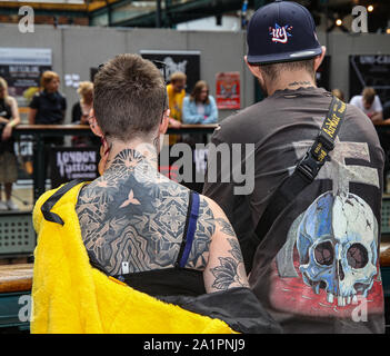 Londra, Regno Unito. 28 Sep, 2019. La seconda da in occasione del quindicesimo anniversario edizione dell International London Tattoo Convention, è stato visitato da una grande folla che vengono a essere inchiostrato e per godere di tutto questo meraviglioso Tattoo Convention ha da offrire.Con oltre 200 artisti del tatuaggio portando tutti gli stili del tatuaggio, spettacoli dal vivo con le ragazze del carburante, tatuato modelli moda e il grande e persone interessanti che vengono a mostrare i loro tatuaggi.Paolo Quezada-Neiman/Alamy Live News Credito: Paolo Quezada-Neiman/Alamy Live News Foto Stock