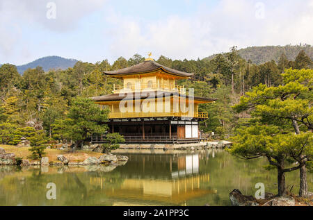 Famoso Tempio Kinkakuji (il Padiglione Dorato) a Kyoto, Giappone Foto Stock